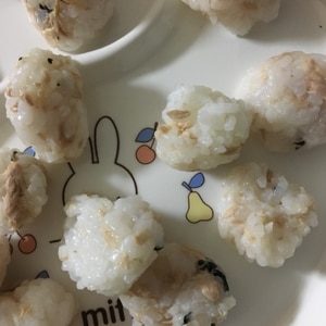 手づかみ食べ離乳食　ツナと海苔の一口おにぎり